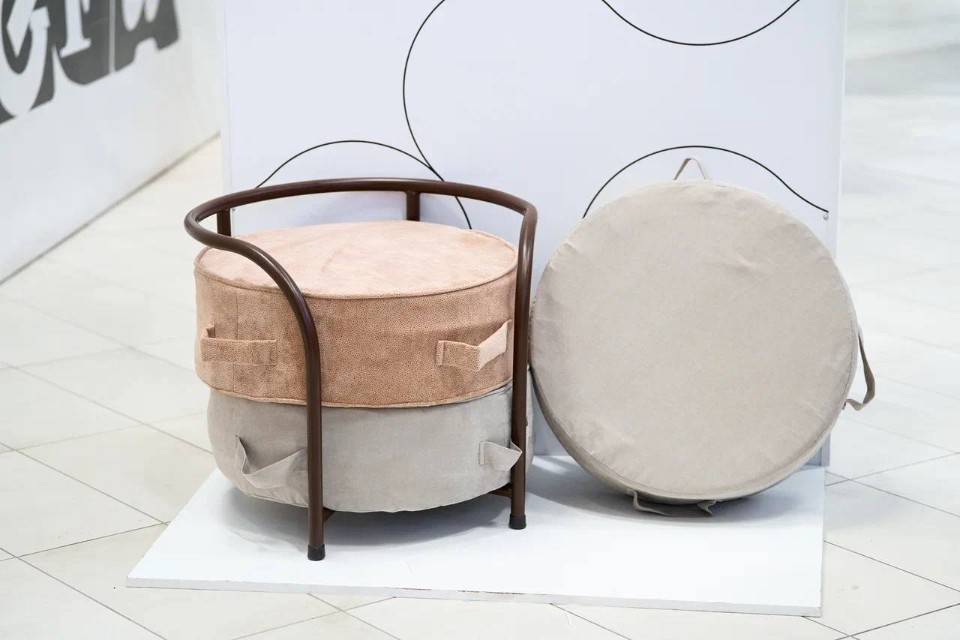 Преподаватель Института дизайна и пространственных искусств КФУ Гузель Гарипова разработала пуфы-трансформеры и представила их в рамках Всероссийского фестиваля креативных индустрий REACTOR FEST. Преподаватель Института дизайна и пространственных искусств КФУ Гузель Гарипова разработала пуфы-трансформеры и представила их в рамках Всероссийского фестиваля креативных индустрий REACTOR FEST.