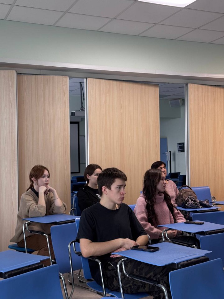 Школьникам из Ижевска провели экскурсию по ИСФНиМК Школьникам из Ижевска провели экскурсию по ИСФНиМК