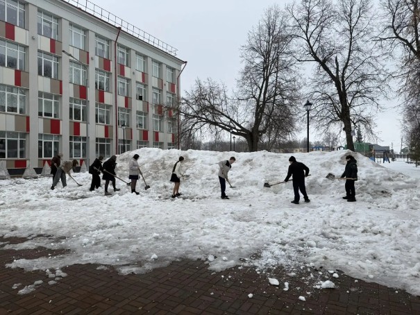 В Елабужском институте КФУ прошел последний мартовский субботник В Елабужском институте КФУ прошел последний мартовский субботник