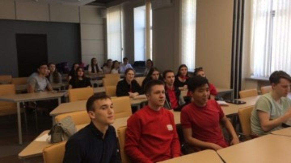 ����-����������� MARX FEST, ����������� 200-����� �� ��� �������� ����� ������, ���������� 25 ������ � ��������� ����������, ��������� � �������� ���������� ������������ ������������.