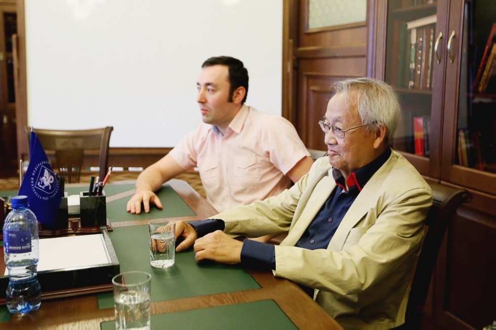 Pioneer of memristor theory Leon Ong Chua spoke with Rector and gave a lecture