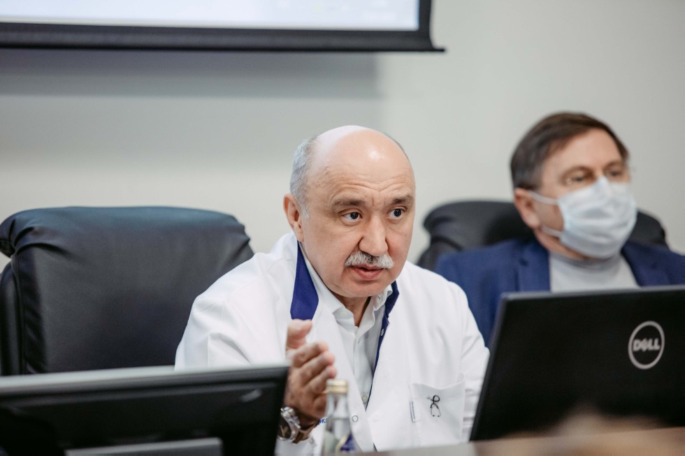 Extraordinary meeting with University Clinic ward chiefs held by Rector Ilshat Gafurov