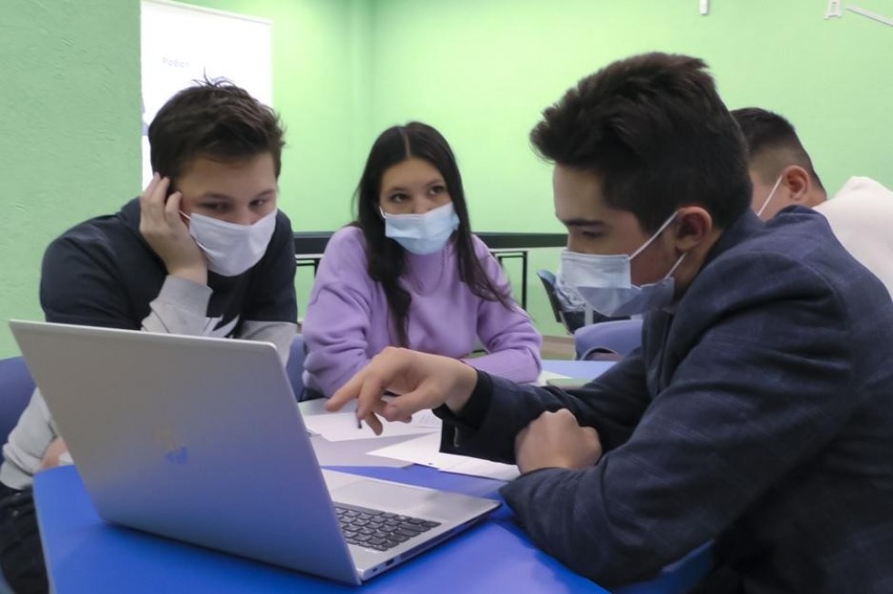 Конкурс 'Созидательный труд для школьников' прошел в Доме научной коллаборации Конкурс 'Созидательный труд для школьников' прошел в Доме научной коллаборации