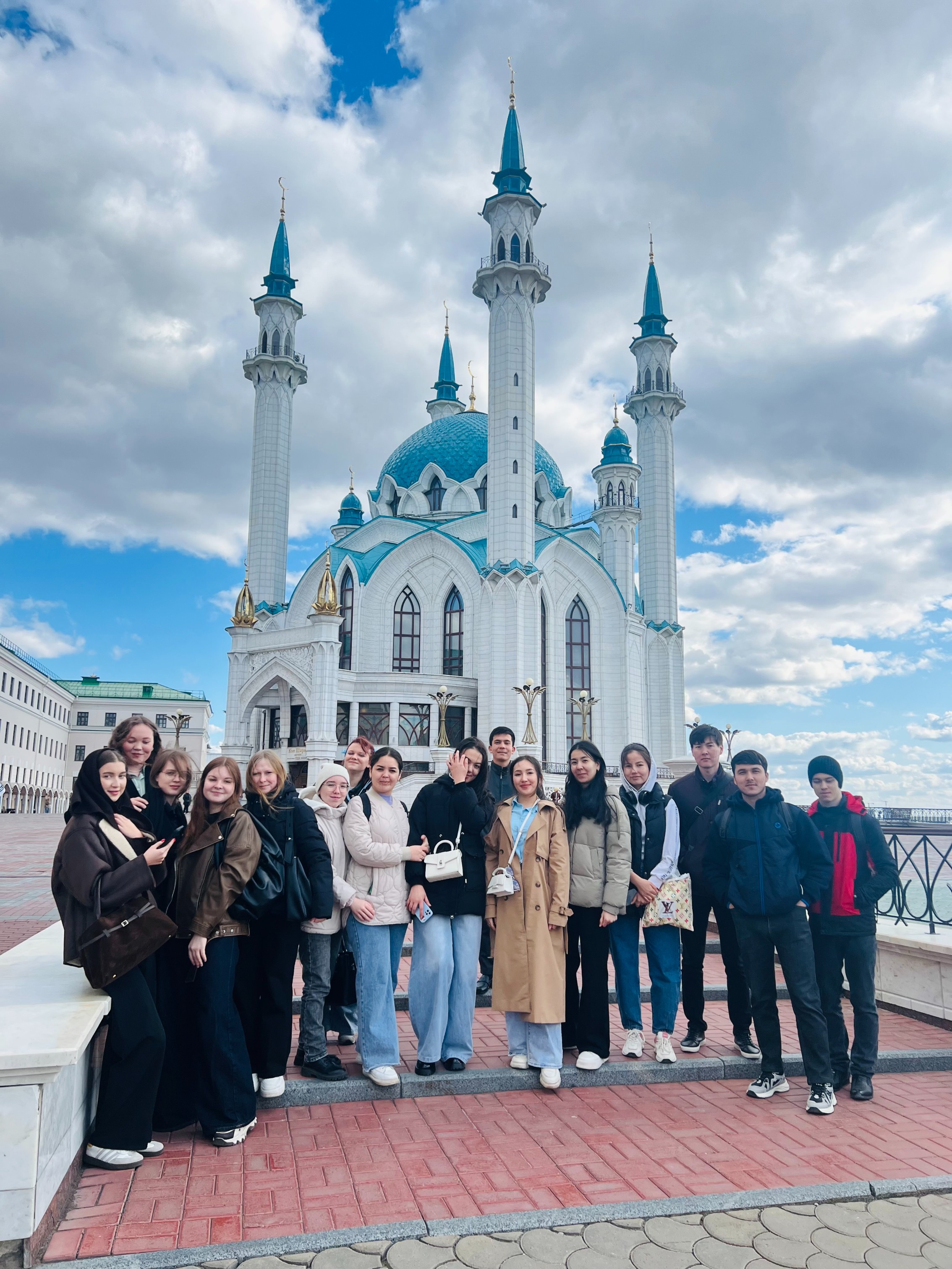 Студенты ИМОИиВ посетили памятник Герою Советского Союза Мусы Джалиля Студенты ИМОИиВ посетили памятник Герою Советского Союза Мусы Джалиля