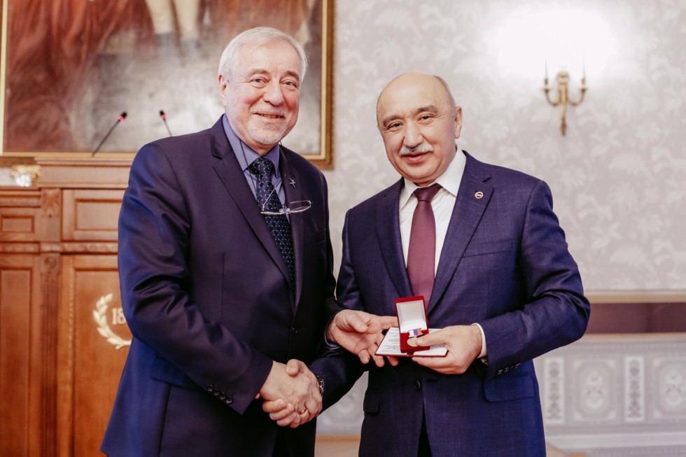 Gold Medal 'For the Merit in Education' given to Rector Ilshat Gafurov by Russian Academy of Education ,Russian Academy of Education, awards
