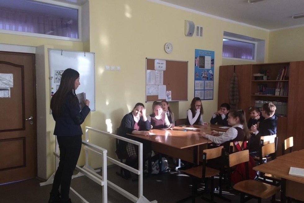 Студентки факультета иностранных языков ЕИ КФУ на 'Дне науки и творчества' в 'Гимназии №4' Студентки факультета иностранных языков ЕИ КФУ на 'Дне науки и творчества' в 'Гимназии №4'