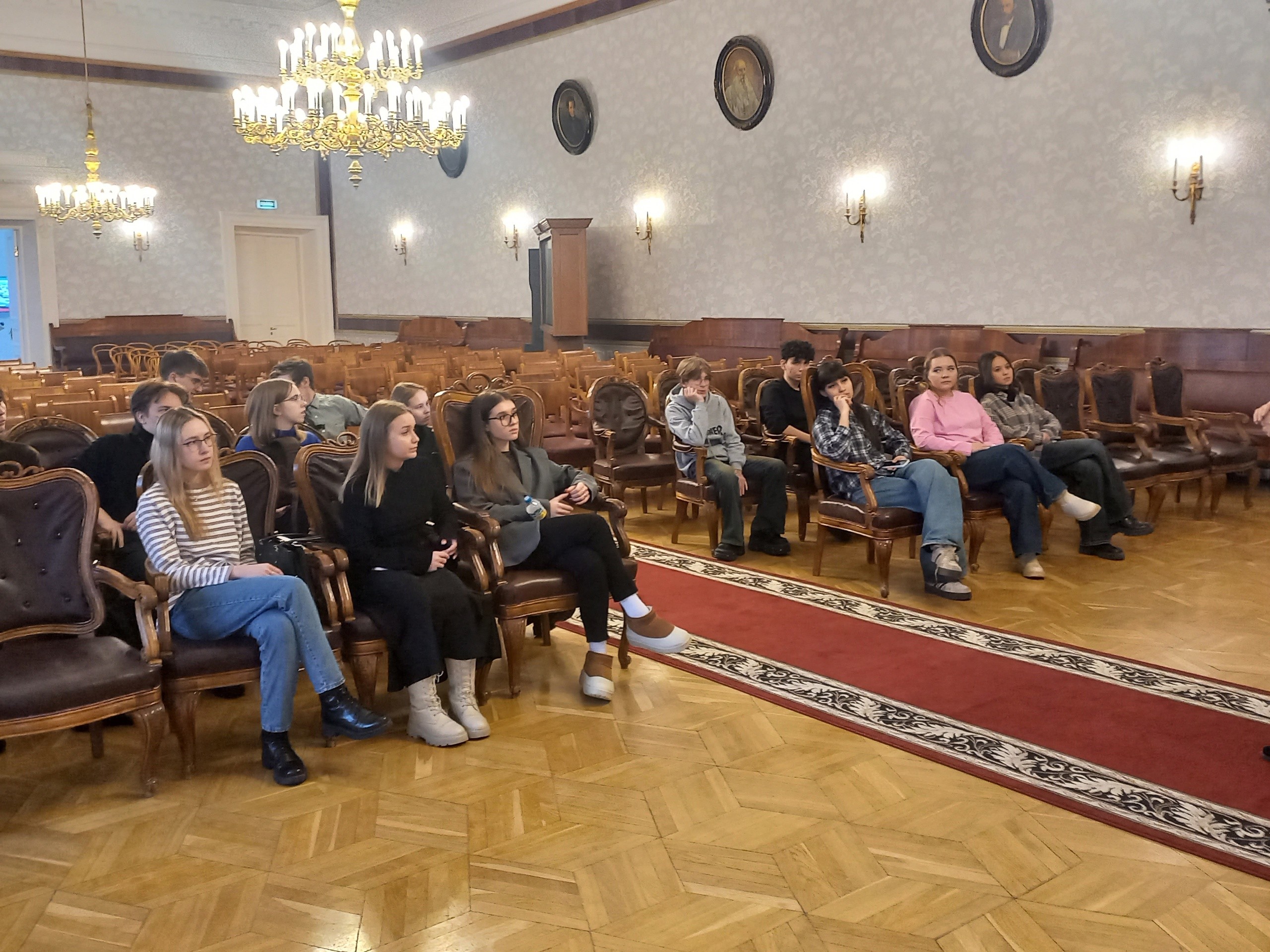 Студенты первого курса посетили с экскурсией Музей истории Казанского университета Студенты первого курса посетили с экскурсией Музей истории Казанского университета