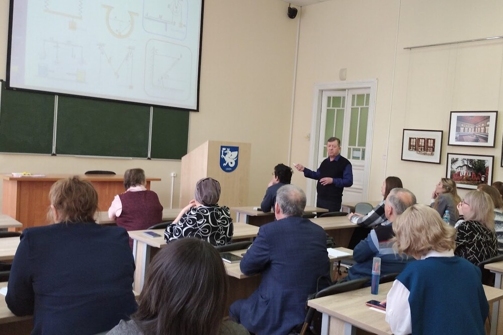 Прошли краткосрочные курсы повышения квалификации учителей физики Елабужского района Прошли краткосрочные курсы повышения квалификации учителей физики Елабужского района