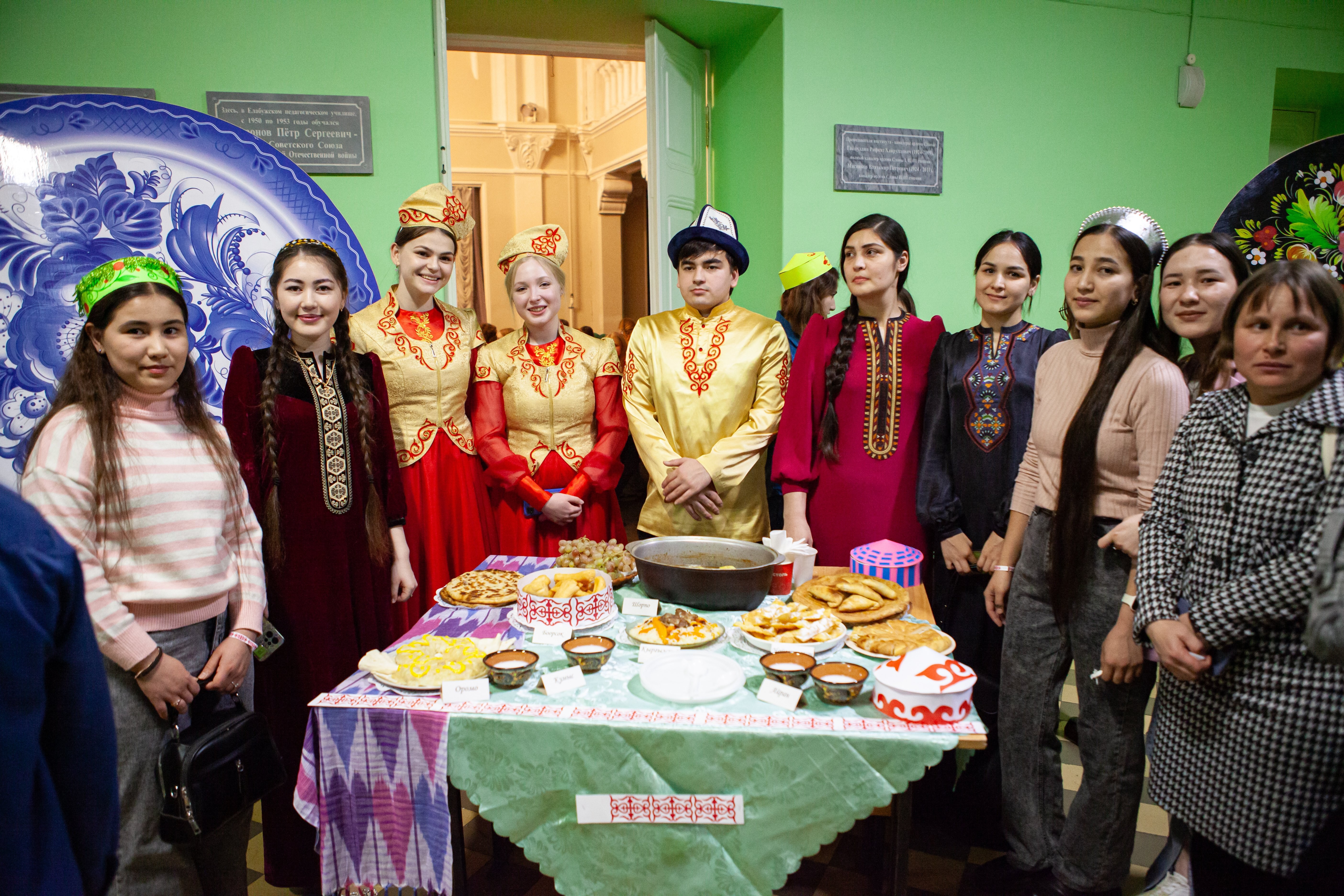 Многонациональная семья Елабужского института КФУ отметила День народного единства Многонациональная семья Елабужского института КФУ отметила День народного единства