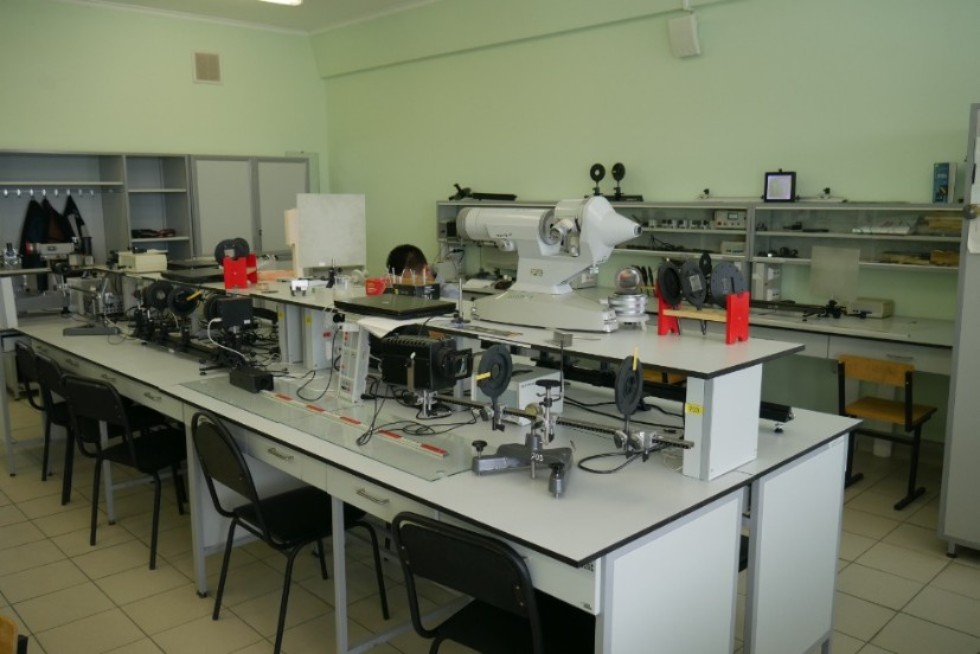 Practice in optics (laboratories �� 605, 705)