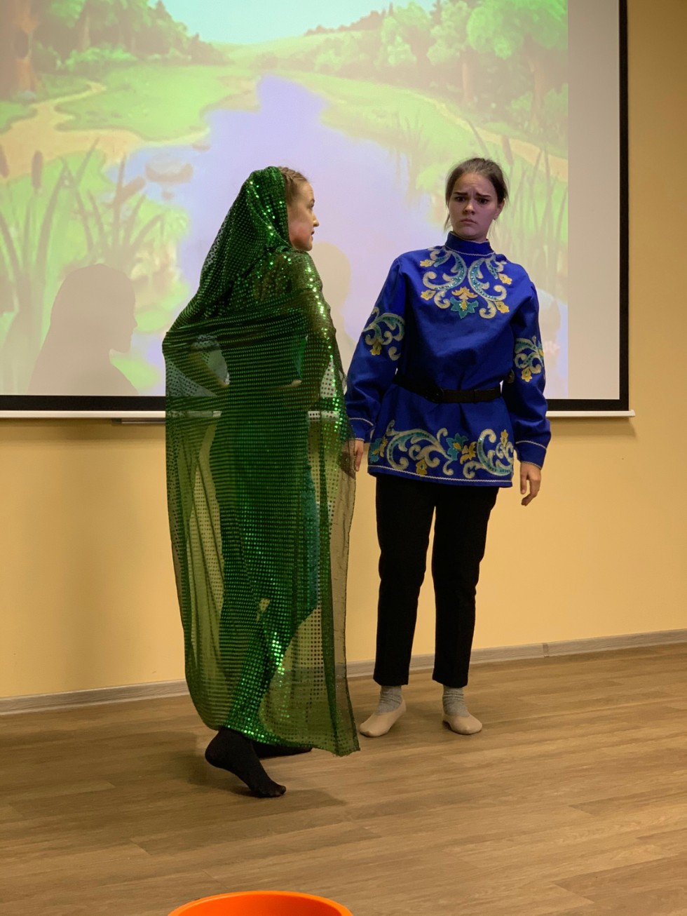 Студенческий молодежный театр 'Триумф' показал детям спектакль 'Емелино счастье' Студенческий молодежный театр 'Триумф' показал детям спектакль 'Емелино счастье'