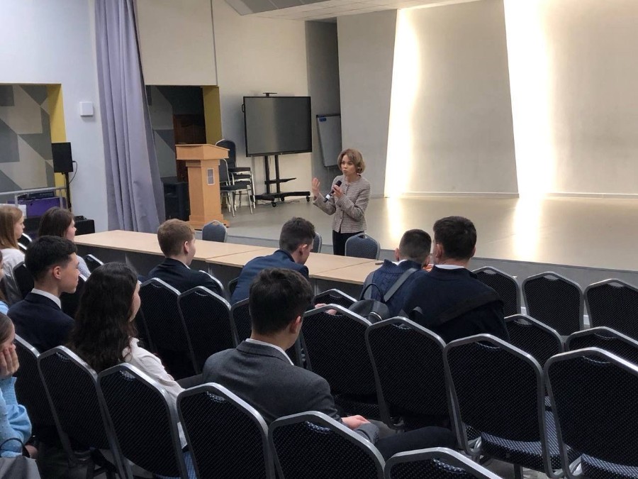 Преподаватели ИУЭиФ посетили 19 гимназию с углубленным изучением иностранных языков г. Казань с целью профориентации учащихся 10-11 классов. Преподаватели ИУЭиФ посетили 19 гимназию с углубленным изучением иностранных языков г. Казань с целью профориентации учащихся 10-11 классов.