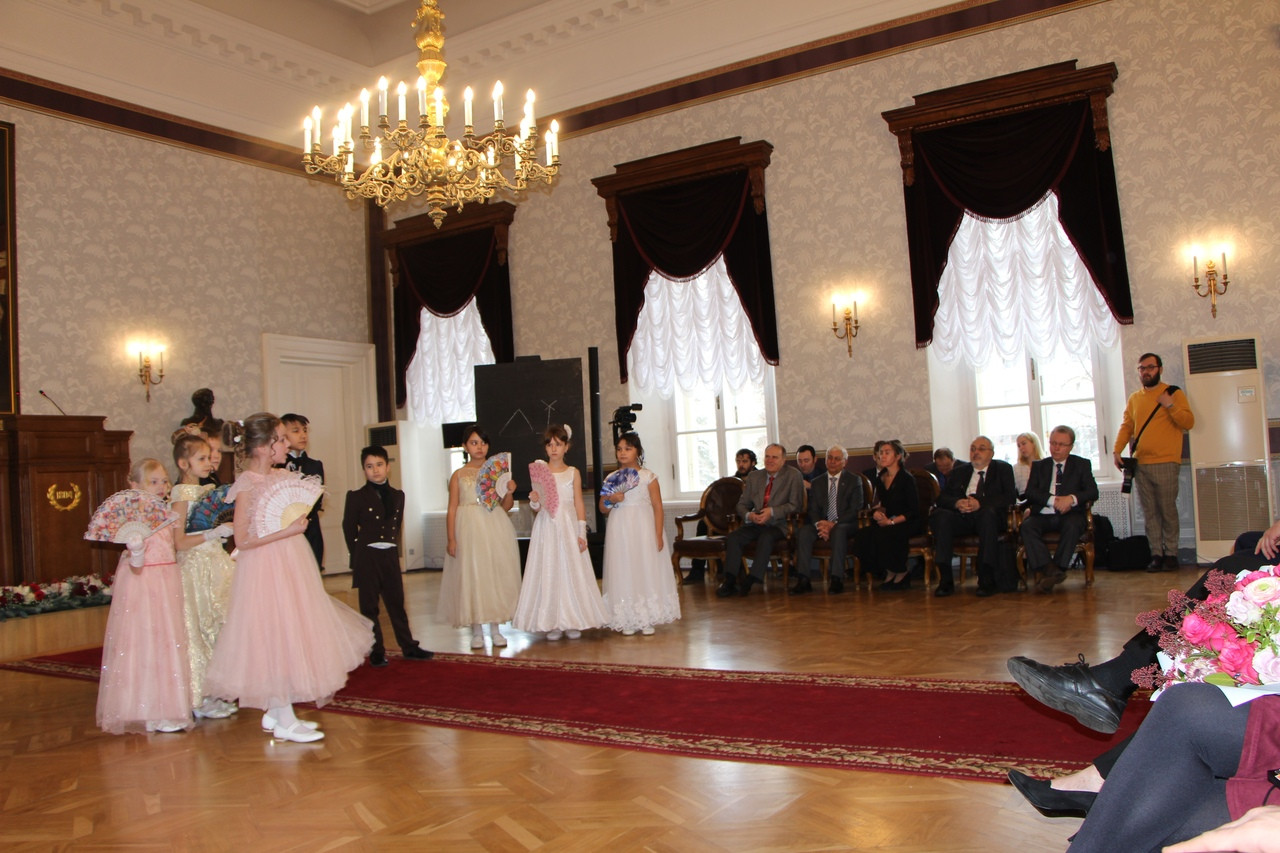 Актеры детского театра 'Радуга' выступили в КФУ со спектаклем на церемонии награждения премии и медали лучшему математику мира Актеры детского театра 'Радуга' выступили в КФУ со спектаклем на церемонии награждения премии и медали лучшему математику мира