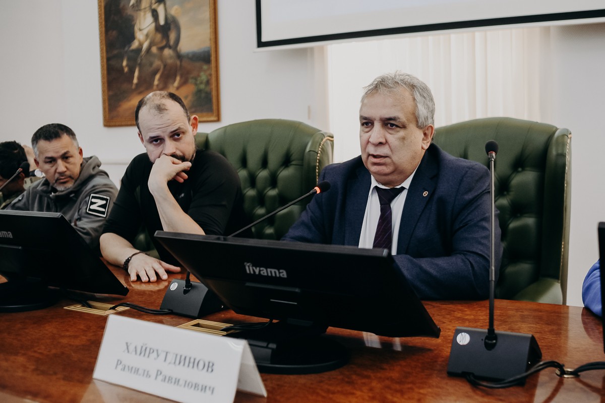 КФУ передал подарки для бойцов участникам гуманитарного автопробега 'Владивосток ? Луганск' КФУ передал подарки для бойцов участникам гуманитарного автопробега 'Владивосток ? Луганск'