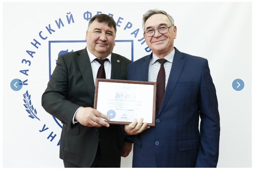 Ректор КФУ Ленар Ринатович Сафин торжественно вручил награды преподавателям кафедры религиоведения Ректор КФУ Ленар Ринатович Сафин торжественно вручил награды преподавателям кафедры религиоведения