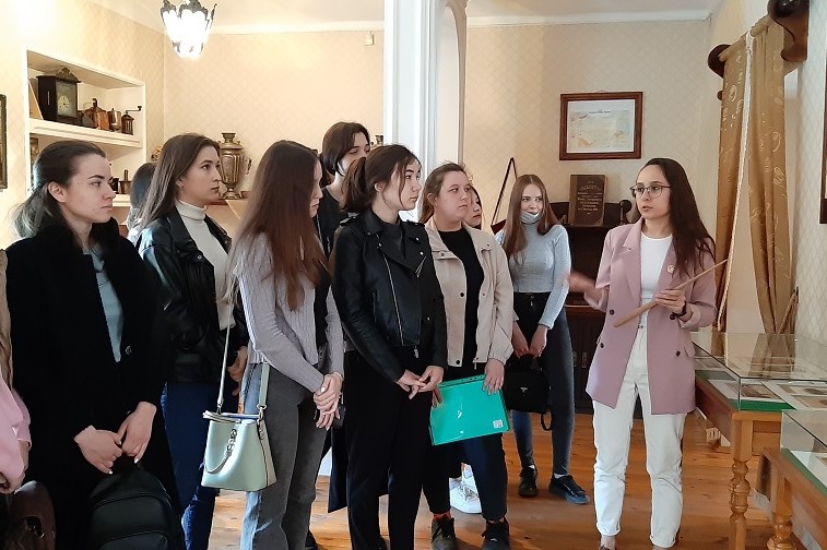 Преподаватель Алеся Нуриева с группой посетила Музей Елабужского купечества