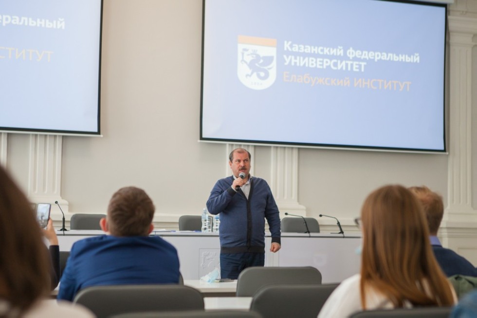 Ilshat Gafurov opened the presentation of Student Scientific Classes at the Elabuga Institute