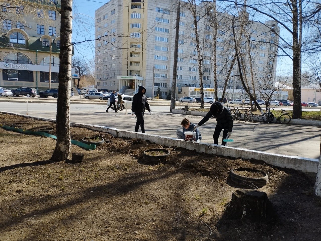 Очередные субботники прошли на территориях общежитий Студенческого городка Очередные субботники прошли на территориях общежитий Студенческого городка