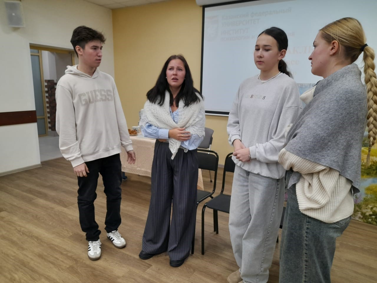 Актерский состав студенческого театра ИПО 'Триумф' готовится к выступлению на сцене казанского театра 'Созвездие' Актерский состав студенческого театра ИПО 'Триумф' готовится к выступлению на сцене казанского театра 'Созвездие'