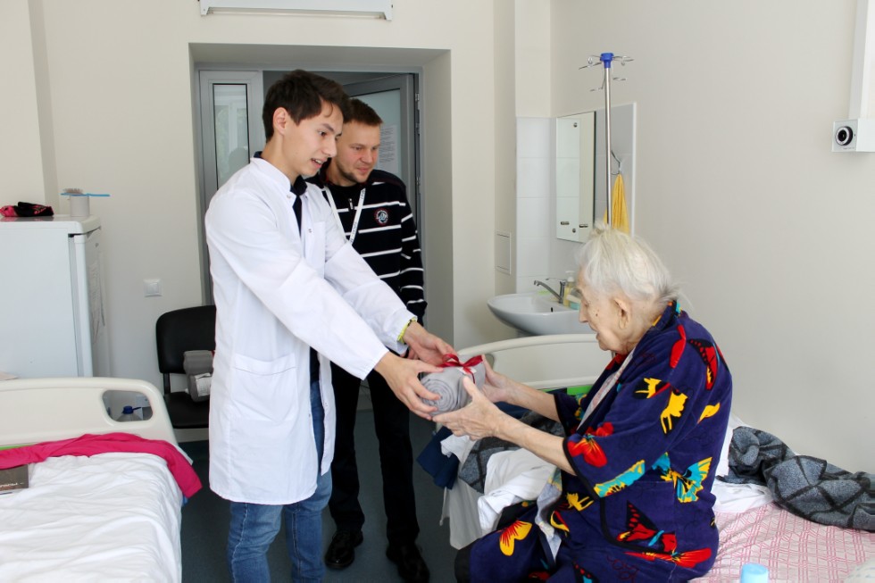 Студенты КФУ поздравили пациентов университетской клиники с Международным днем пожилых людей Студенты КФУ поздравили пациентов университетской клиники с Международным днем пожилых людей