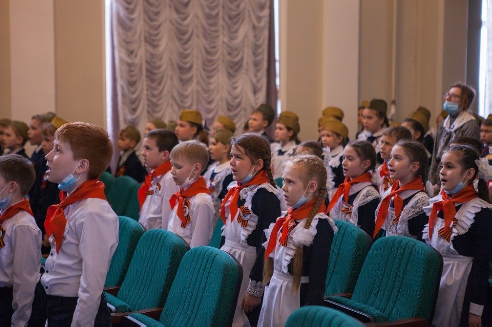 В 'Университетской' школе прошел конкурс военно-патриотической песни 'Битва хоров'