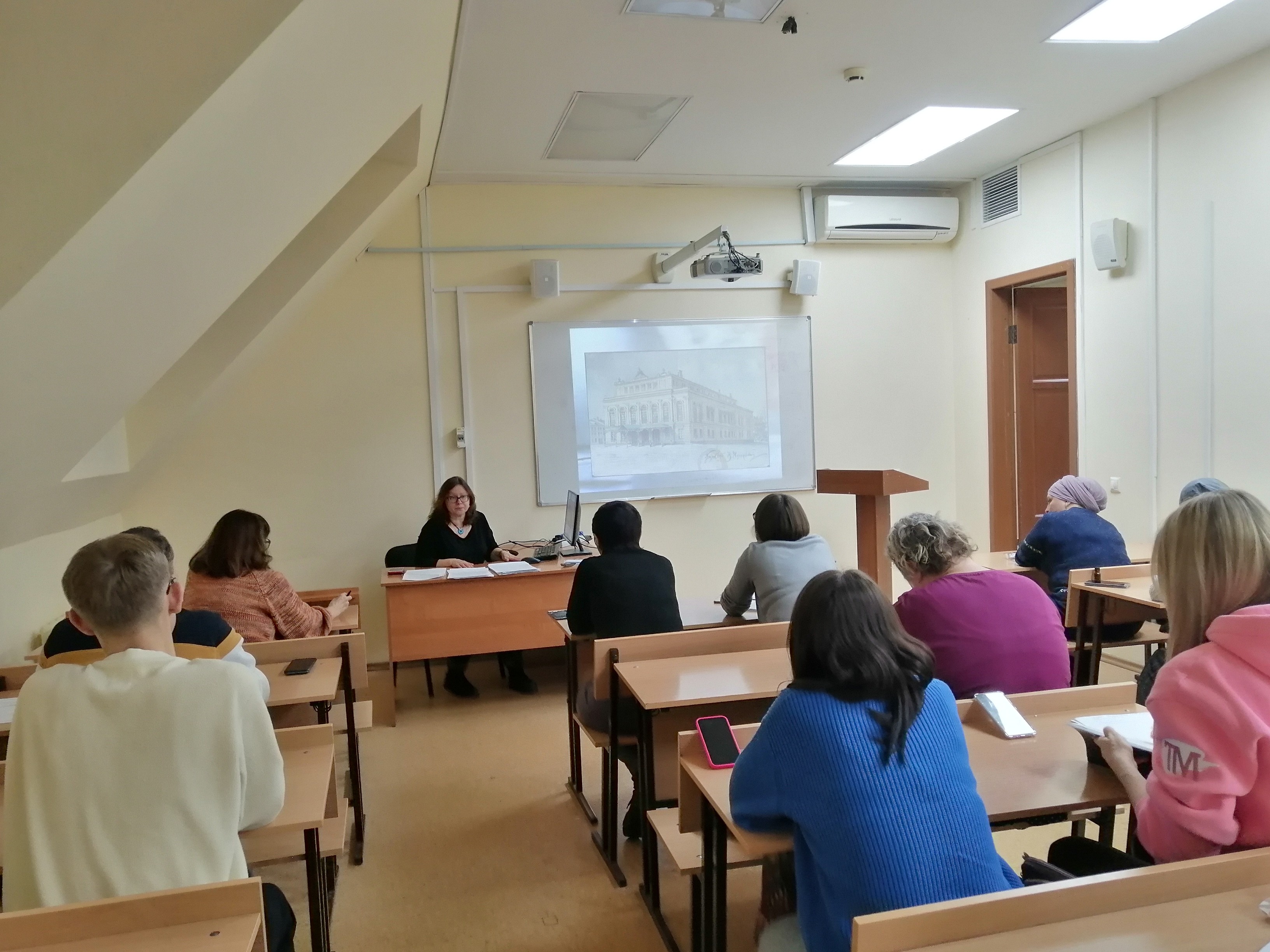 В ЦРК UNIVERSUM+ продолжается самая длительная и насыщенная программа повышения квалификации 'Методика подготовки и проведения автобусной экскурсии' В ЦРК UNIVERSUM+ продолжается самая длительная и насыщенная программа повышения квалификации 'Методика подготовки и проведения автобусной экскурсии'