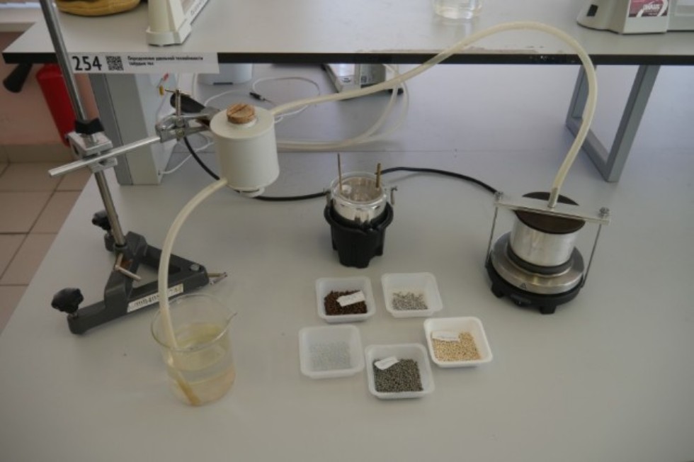 Practice in molecular physics (laboratory �� 702, 703)