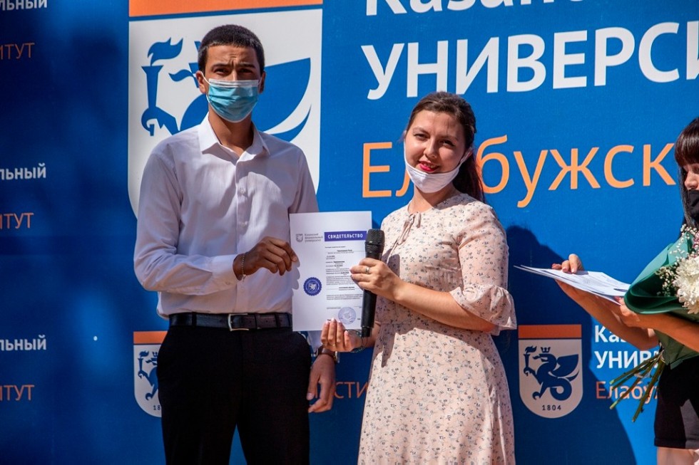 Студентам подготовительного факультета Елабужского института КФУ вручили сертификаты Студентам подготовительного факультета Елабужского института КФУ вручили сертификаты