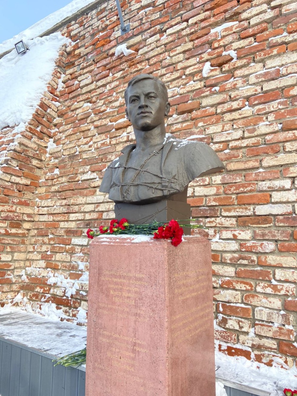 Церемония возложения цветов к памятнику поэту-герою Мусе Джалилю Церемония возложения цветов к памятнику поэту-герою Мусе Джалилю