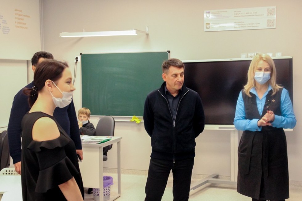 Глава ЕМР Рустем Нуриев и депутат Госсовета РТ Леонид Барышев посетили 'Университетскую' школу Глава ЕМР Рустем Нуриев и депутат Госсовета РТ Леонид Барышев посетили 'Университетскую' школу