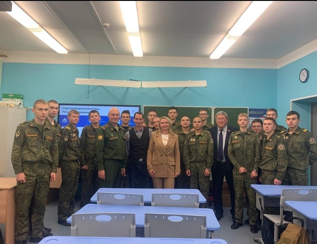 Преподаватели кафедры конституционного и административного права юридического факультета КФУ провели открытую лекцию для школьников. Преподаватели кафедры конституционного и административного права юридического факультета КФУ провели открытую лекцию для школьников.