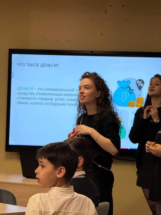 Урок финансовой грамотности провели студенты 2 курса ОРМ в Лицее №35 г. Казань Урок финансовой грамотности провели студенты 2 курса ОРМ в Лицее №35 г. Казань