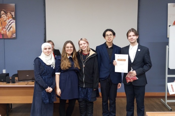 ����� 'Around the World'