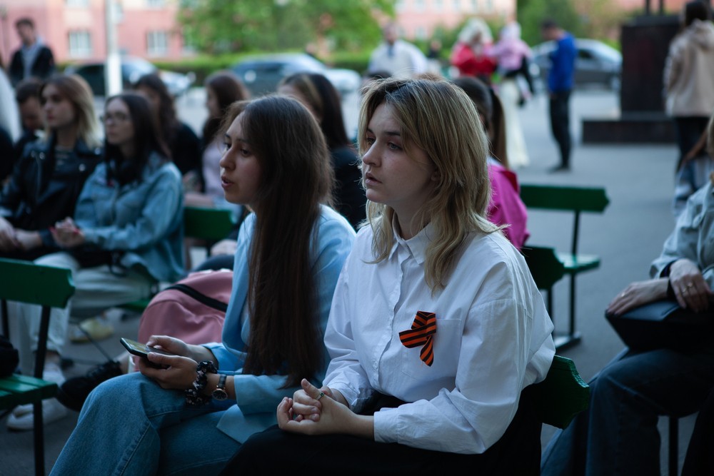 'Ах, эти тучи в голубом'... 'Ах, эти тучи в голубом'...