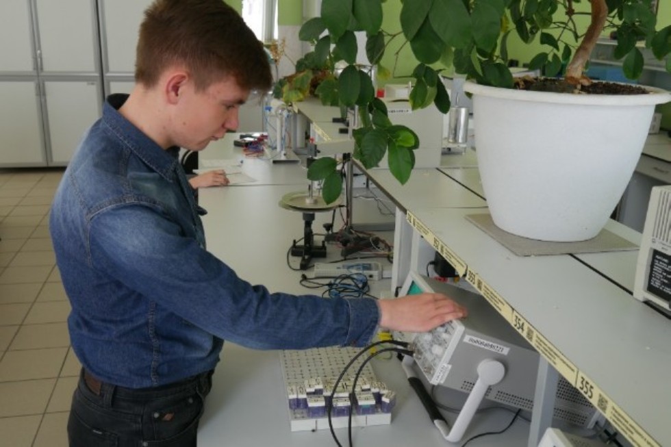 Practice on electricity and magnetism (laboratories �� 606, 607)