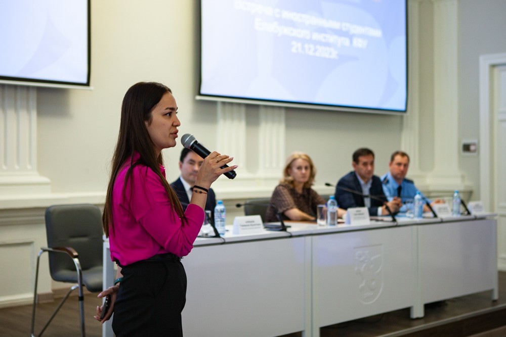 Прошла встреча с иностранными студентами с участием проректора по внешним связям КФУ Прошла встреча с иностранными студентами с участием проректора по внешним связям КФУ