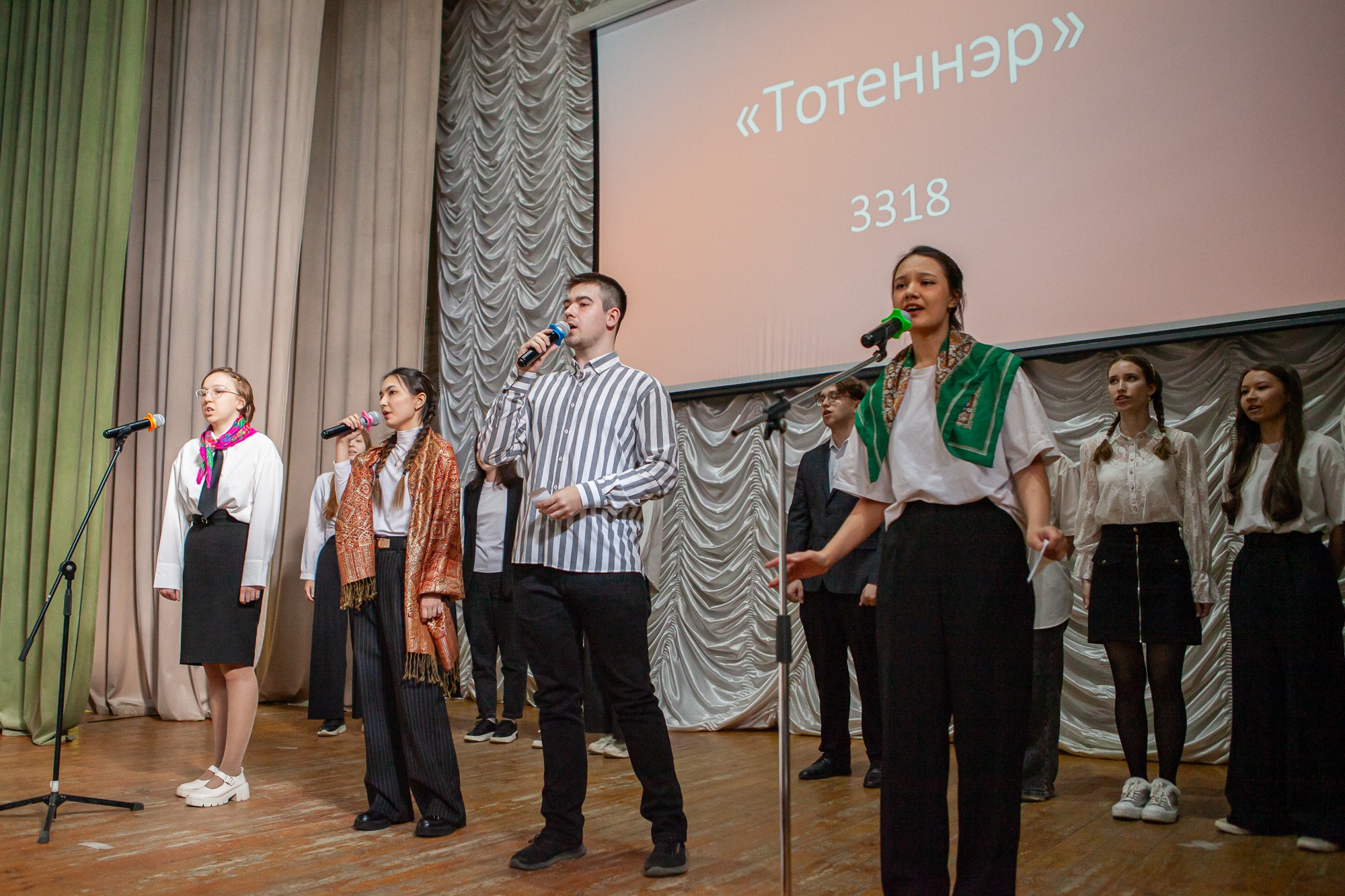 Состоялся конкурс 'Песни, вдохновляющие на подвиг' среди студентов отделения иностранных языков Состоялся конкурс 'Песни, вдохновляющие на подвиг' среди студентов отделения иностранных языков