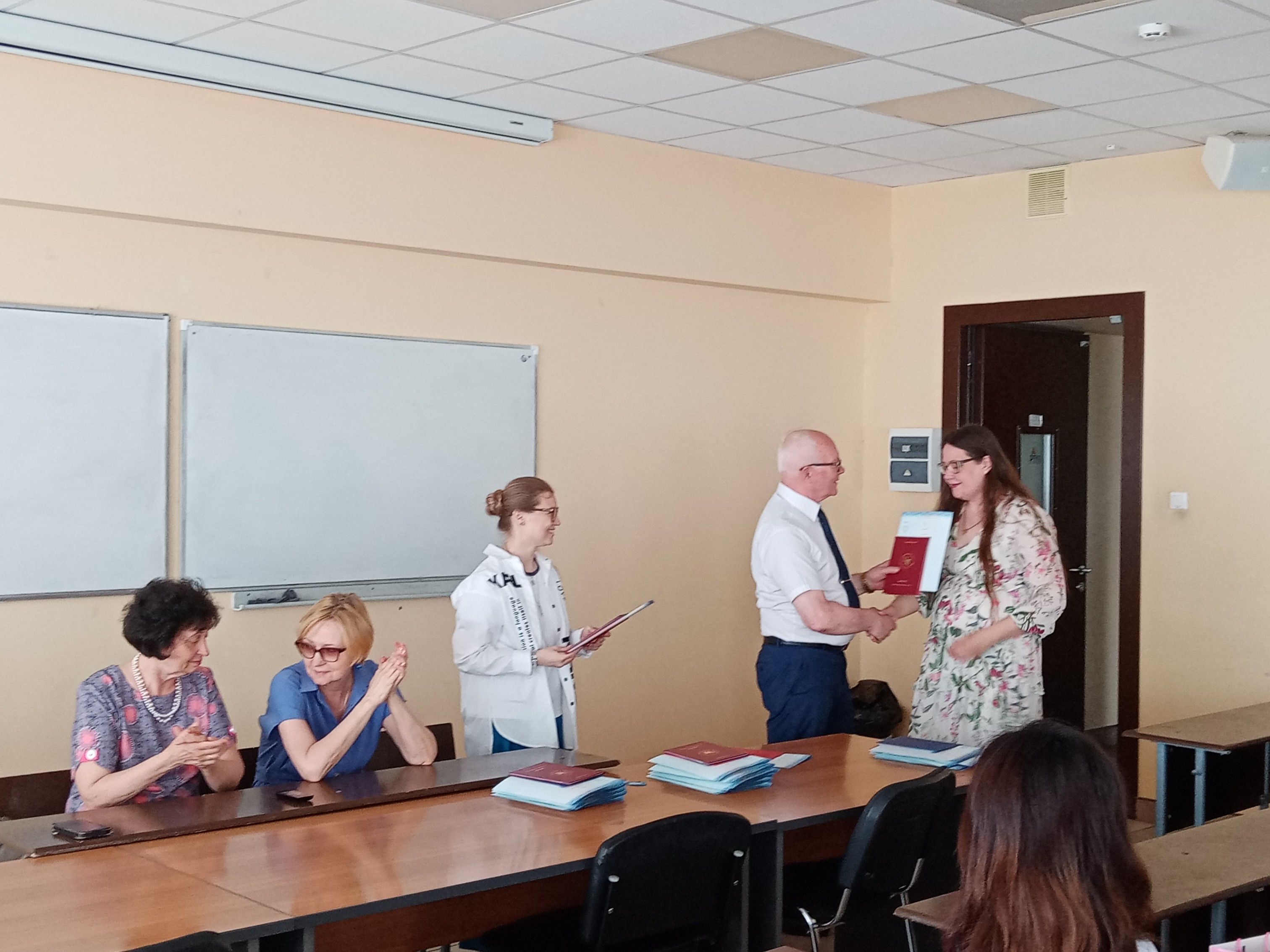 Торжественное вручение дипломов! Торжественное вручение дипломов!