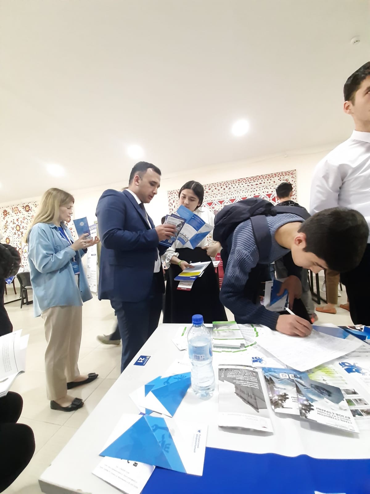 14 апреля дирекция Института физики приняла участие в заключительном дне ярмарки 'Образование и профессия' в городе Бухара Республики Узбекистан!