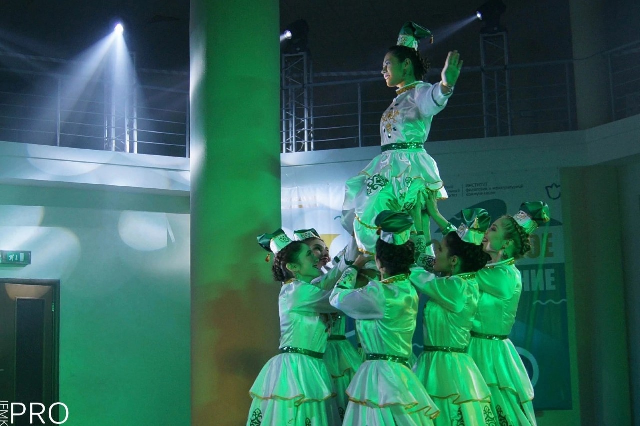 Танцевальный коллектив 'Яшьлек' Танцевальный коллектив 'Яшьлек'