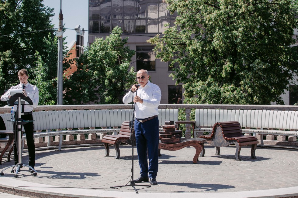 Top university graduates received diplomas