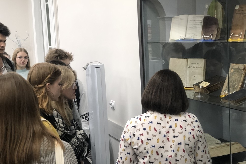 Студенты группы 3316Л отделения иностранных языков посетили Музей книги Елабужского института Студенты группы 3316Л отделения иностранных языков посетили Музей книги Елабужского института