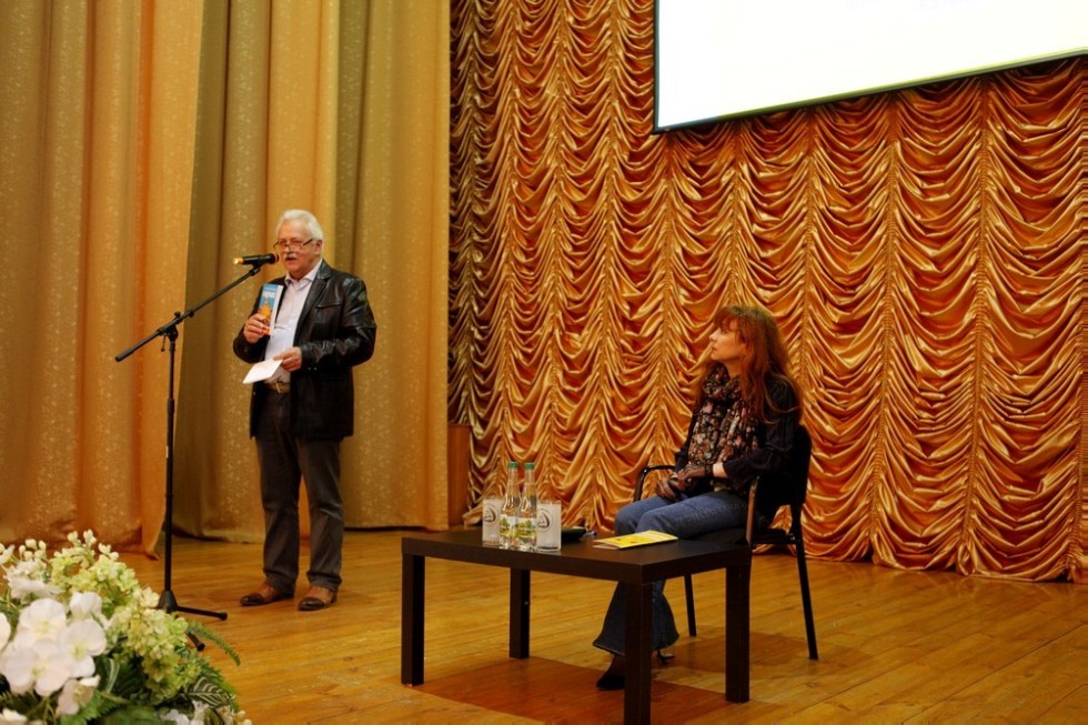 Общество живых поэтов на сцене Елабужского института КФУ Общество живых поэтов на сцене Елабужского института КФУ