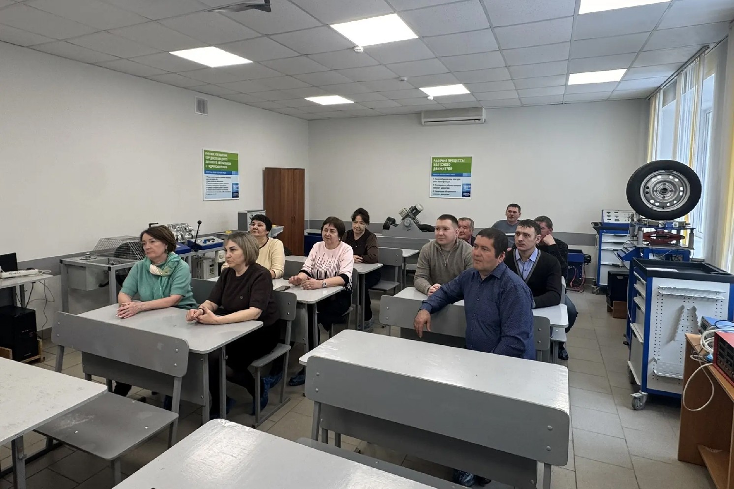 Учителя технологии из Муслюмовского района познакомились с инженерными лабораториями Елабужского института КФУ Учителя технологии из Муслюмовского района познакомились с инженерными лабораториями Елабужского института КФУ