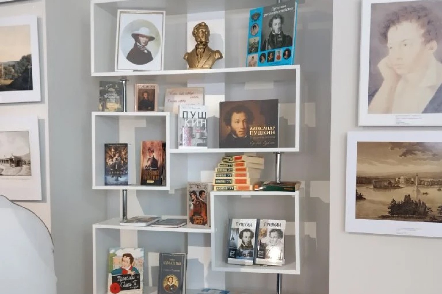 Студенты-филологи Елабужского института КФУ прикоснулись к истории в главной библиотеке Елабуги Студенты-филологи Елабужского института КФУ прикоснулись к истории в главной библиотеке Елабуги