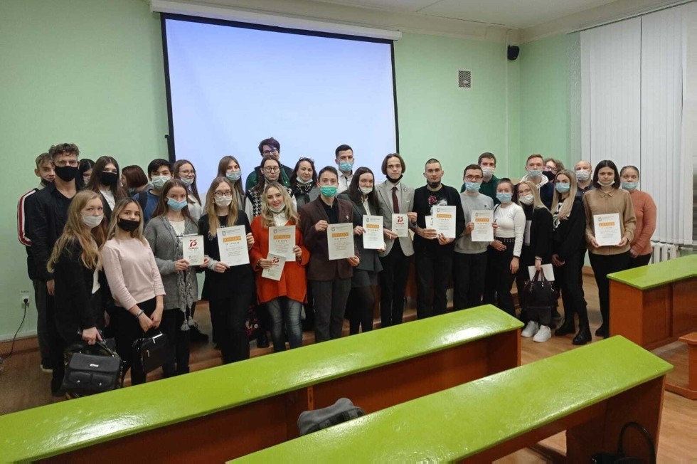 Студенты и преподаватели представили свой взгляд на решение актуальных экономических проблем Студенты и преподаватели представили свой взгляд на решение актуальных экономических проблем