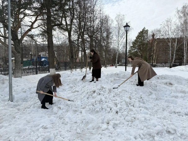 В Елабужском институте КФУ прошел последний мартовский субботник В Елабужском институте КФУ прошел последний мартовский субботник