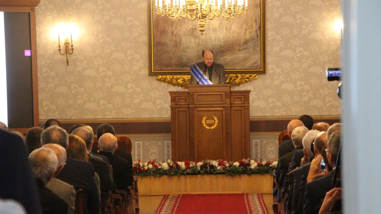 Актеры детского театра 'Радуга' выступили в КФУ со спектаклем на церемонии награждения премии и медали лучшему математику мира Актеры детского театра 'Радуга' выступили в КФУ со спектаклем на церемонии награждения премии и медали лучшему математику мира