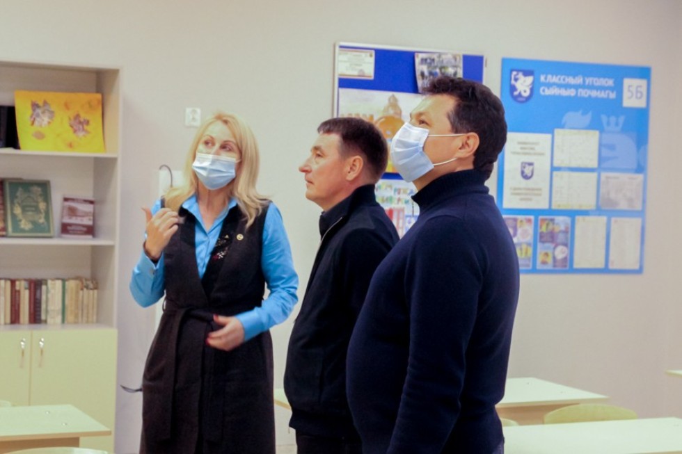 Глава ЕМР Рустем Нуриев и депутат Госсовета РТ Леонид Барышев посетили 'Университетскую' школу Глава ЕМР Рустем Нуриев и депутат Госсовета РТ Леонид Барышев посетили 'Университетскую' школу