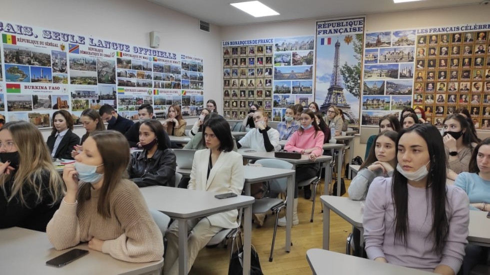 О вебинаре с французским писателем Беранром Фрио и переводчиком французской литературы Асей Петровой О вебинаре с французским писателем Беранром Фрио и переводчиком французской литературы Асей Петровой